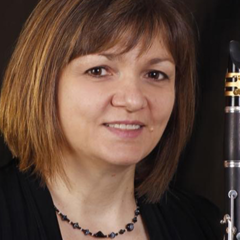 Jan Halloran headshot holding clarinet