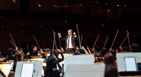 Stephen Spinelli, director of choral studies at Boston Conservatory and music director of Back Bay Chorale, leads the Boston Conservatory Orchestra in rehearsal.